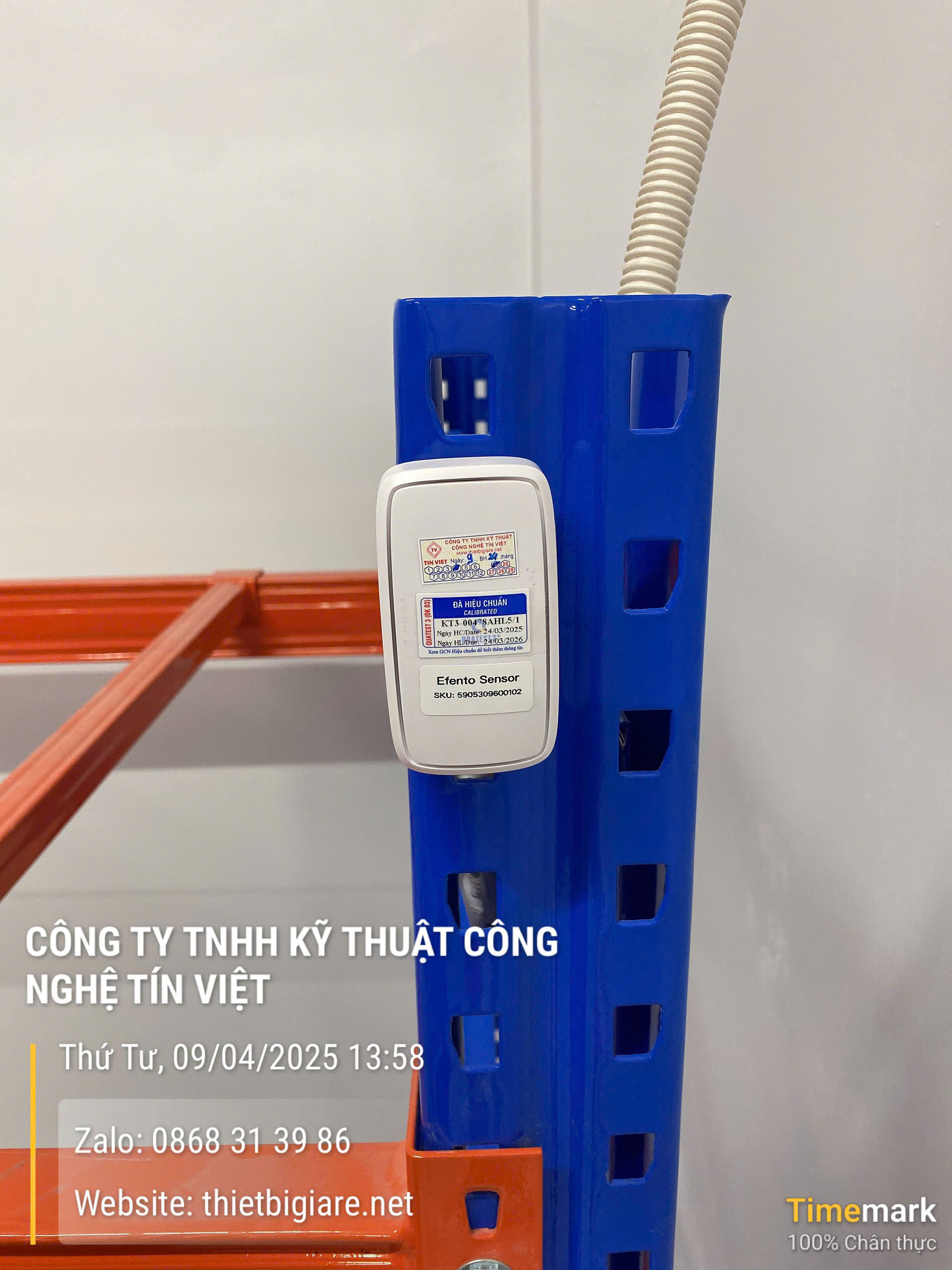 cảm biến efento lắp trên kệ chứa hàng trong nhà kho