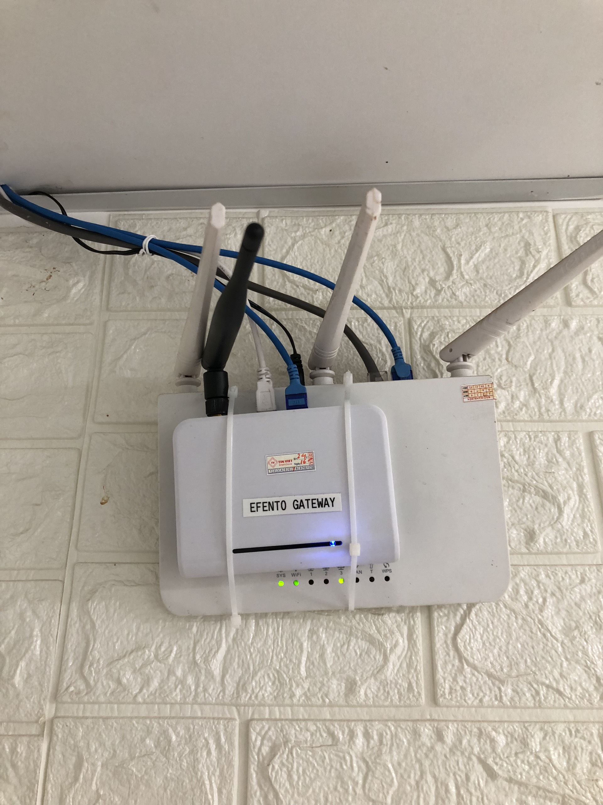 efento gateway được gắn cùng modem wifi